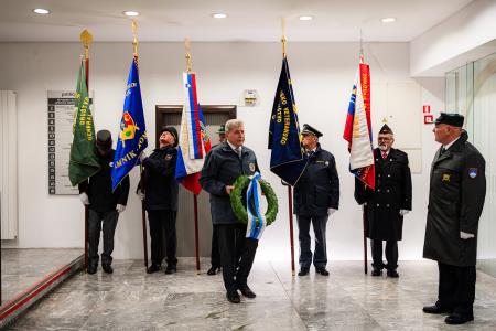 Polaganje cvetja k spomeniku Rudolfa Maistra (1)